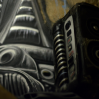 Une boombox reflétant les environs dans une grotte, peinture de H.R. Giger, gros plan